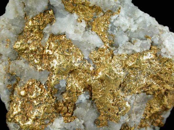 Золотая жила окна. Золото кварц-сульфидные месторождения. Золото кварц сульфидная формация. Золото кварц сульфидные руды. Золотоносный кварц сульфиды.